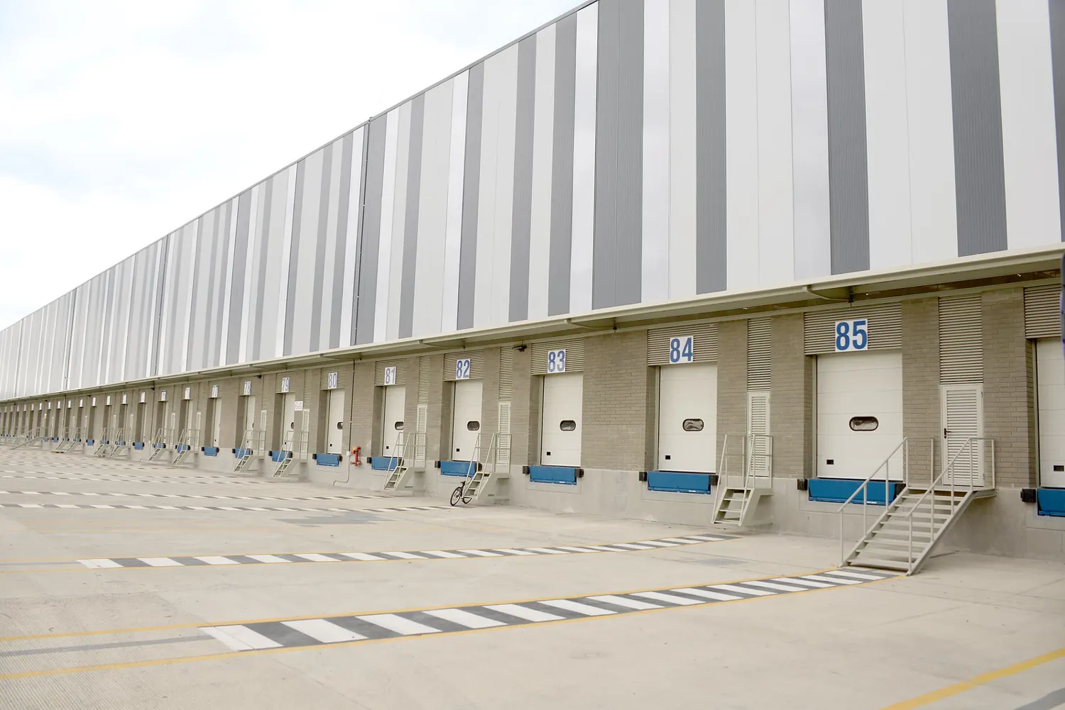 Andenes de carga de nave industrial con muros de panel sándwich