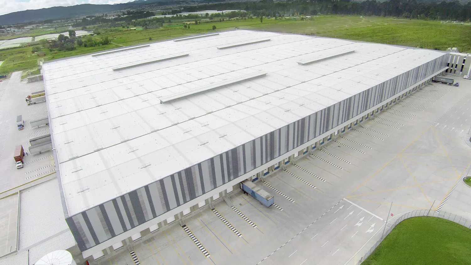 Vista aérea de centro de distribución con techo de panel sándwich