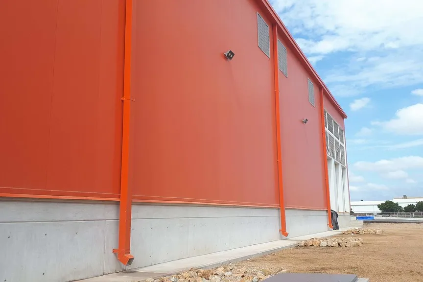 Fachada de panel sándwich para muro industrial