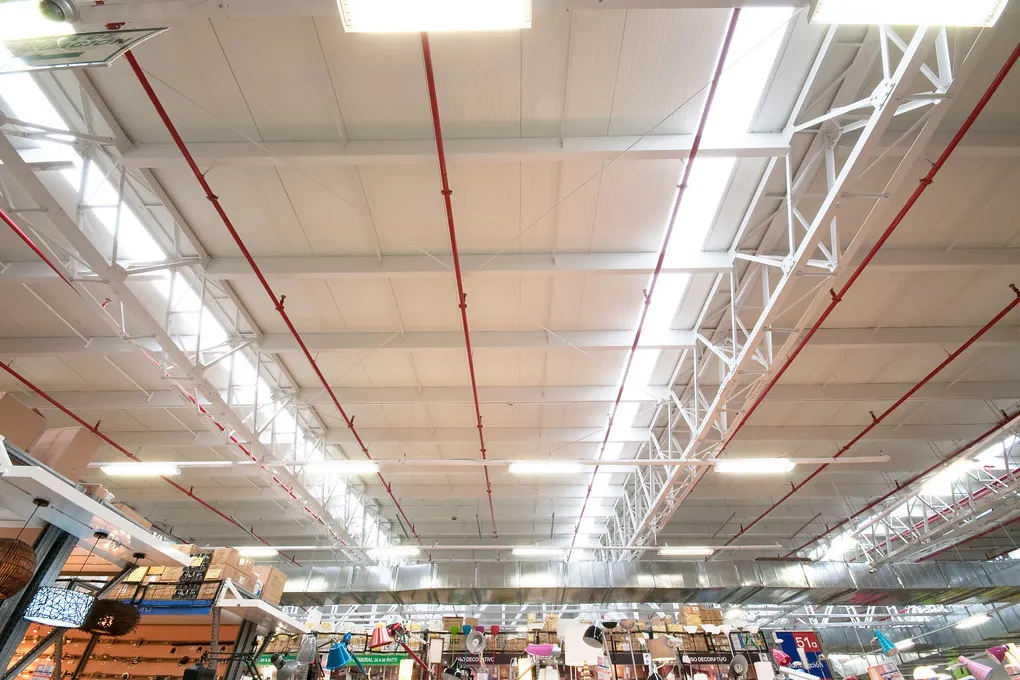 Interior de tienda con techo de panel sándwich