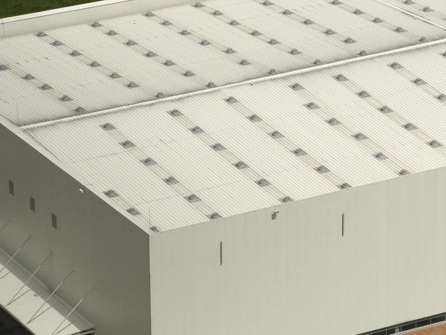 Detalle de lámina térmica en techo de panel sándwich