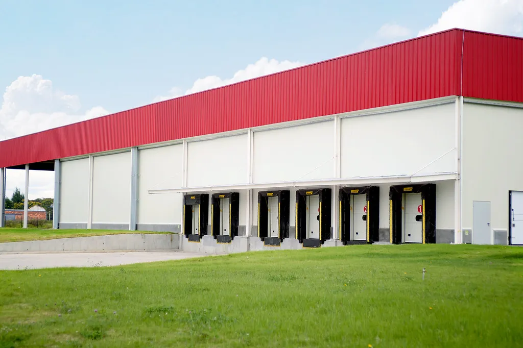 Nave industrial con muros de panel sándwich