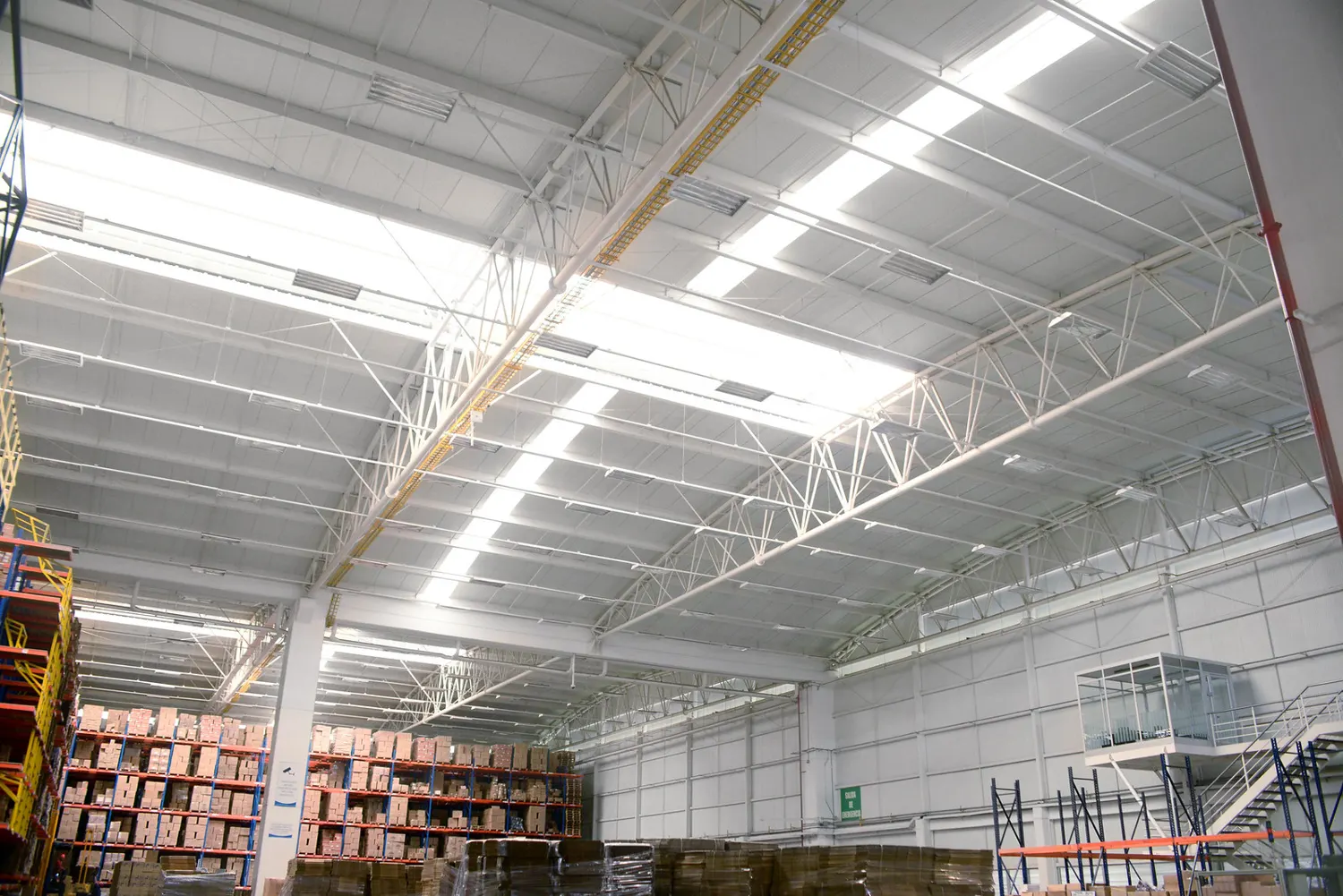 Interior de nave industrial con techo de panel sándwich
