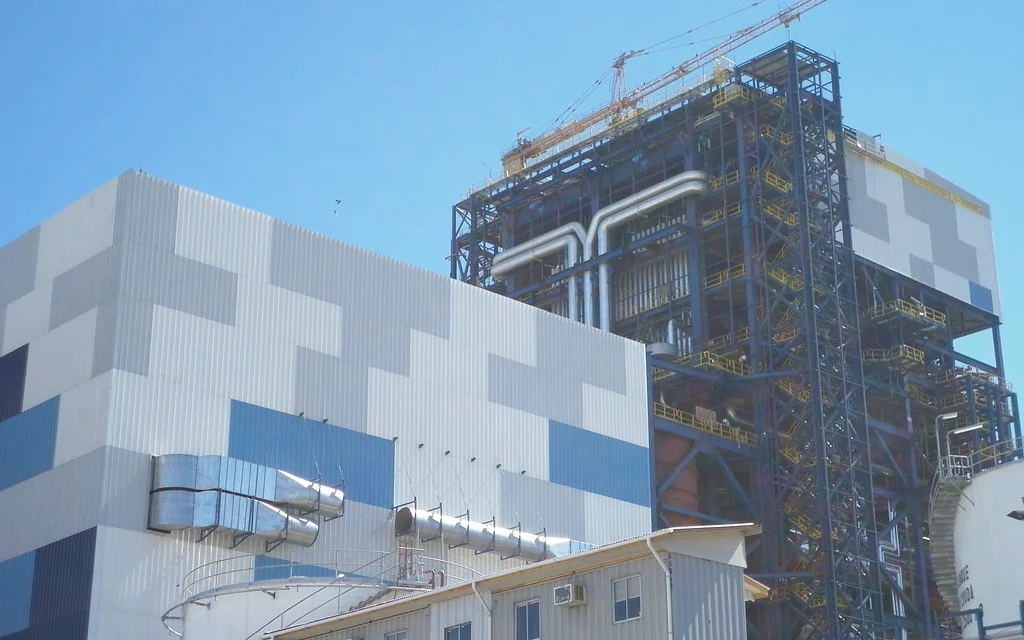 Planta industrial con fachada de panel acústico de lana de roca