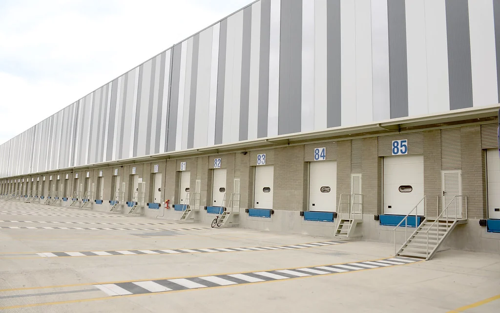 Centro de distribución con panel aislante certificado FM y andenes de carga