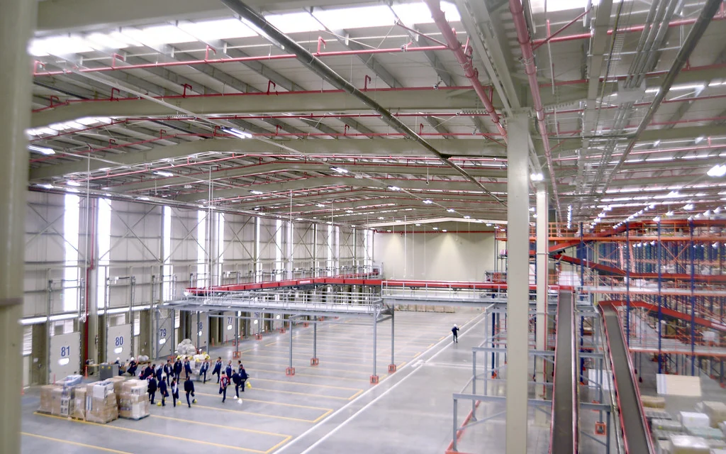 Interior de centro de distribución con panel de lana de roca resistente al fuego