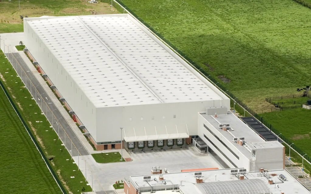 Vista aérea de nave industrial con panel sándwich para techo