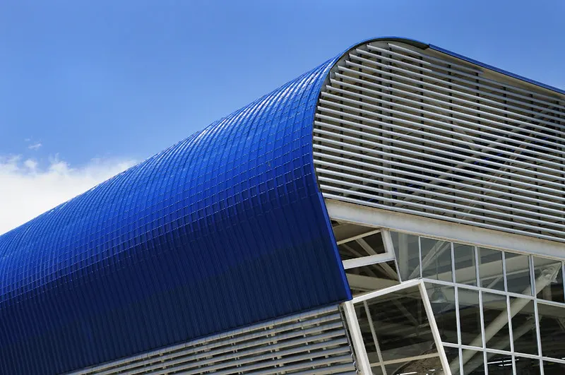 Terminal aérea con cubierta curva de panel aislante